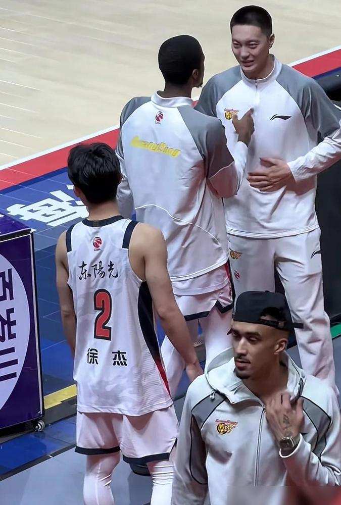 打完广州，广东队连夜回到东莞，三外援洗刷宵夜完毕，意犹未尽的交谈起来。这场景