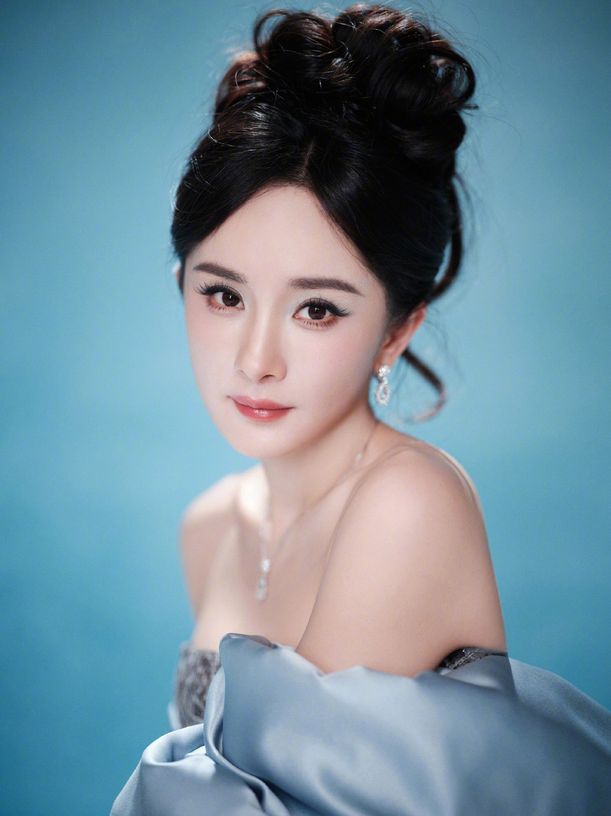 杨幂丨上海丝塔芙品牌盛典杨幂身穿挪威品牌AADNEVIK2026春夏系列银色