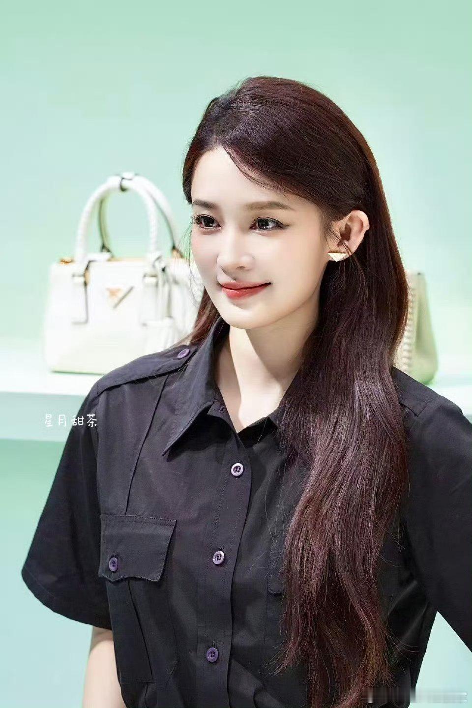 李沁一身干净利落造型亮相Prada活动，此女状态太好了！！