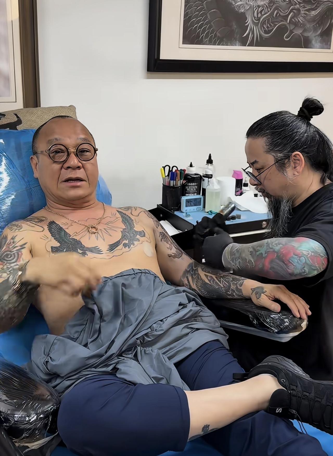 70岁大B哥吴志雄现身纹身店，一点都不显老看着很精神，对纹身不满意要求修改。