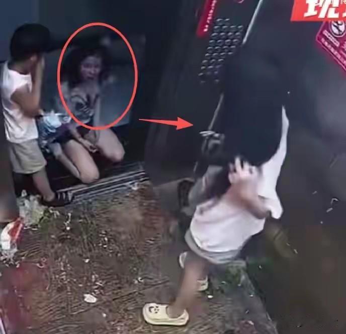 宝妈电梯大战女孩后续：正脸曝光被扒是当地网红，儿子行为更丢人狭小的居民电