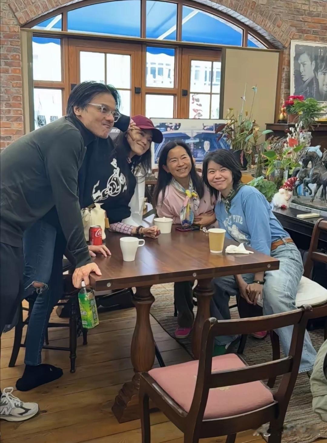 舒淇还那么年轻漂亮。冯德伦老了很多。