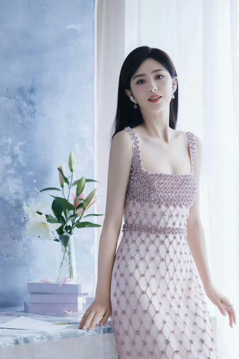 佟丽娅身着精致亮片吊带裙，在优雅场景中尽显柔美气质​​​