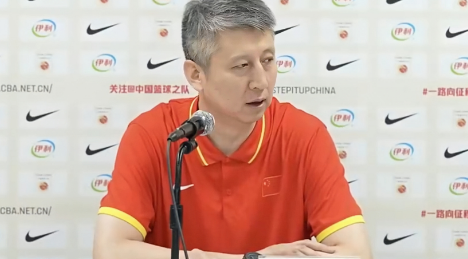 中国男篮主教练郭士强谈杨瀚森这一阶阶段国家队比赛的改变。他表示：经过一年NBA履