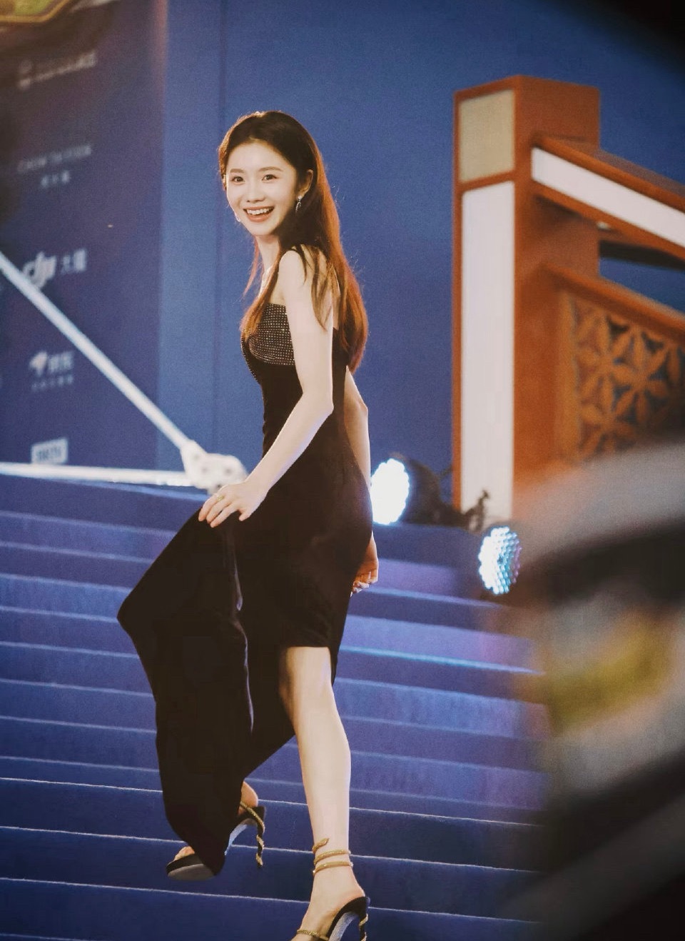 刘浩存拧裙子上的雨水刘浩存拧裙子上的雨水这段儿也太心酸了，没想到裙子这么吸水啊！