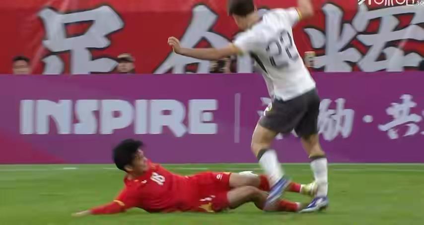 u23国足与越南队之战第28分钟，毛伟杰右路突破下底，被越南后卫飞铲，并抬脚蹬到