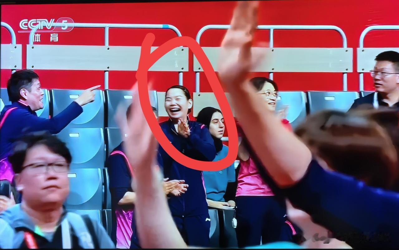 国乒劳模何卓佳，忠诚必须有你！中国女团获得冠军后，整个赛场都在欢乐的海洋里。