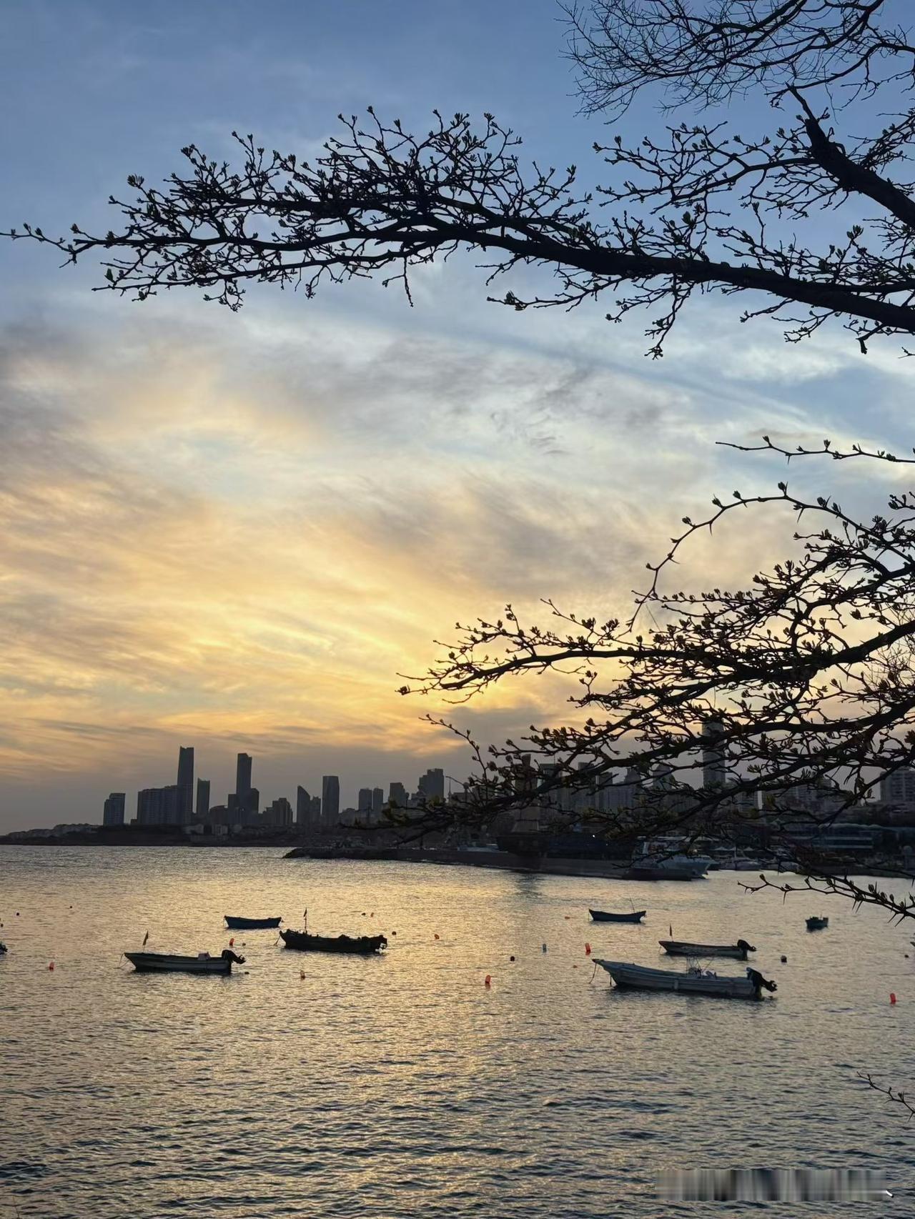 海边暮时，偷得半日闲傍晚沿着海边走，真的会被眼前的温柔治愈到。你看那远