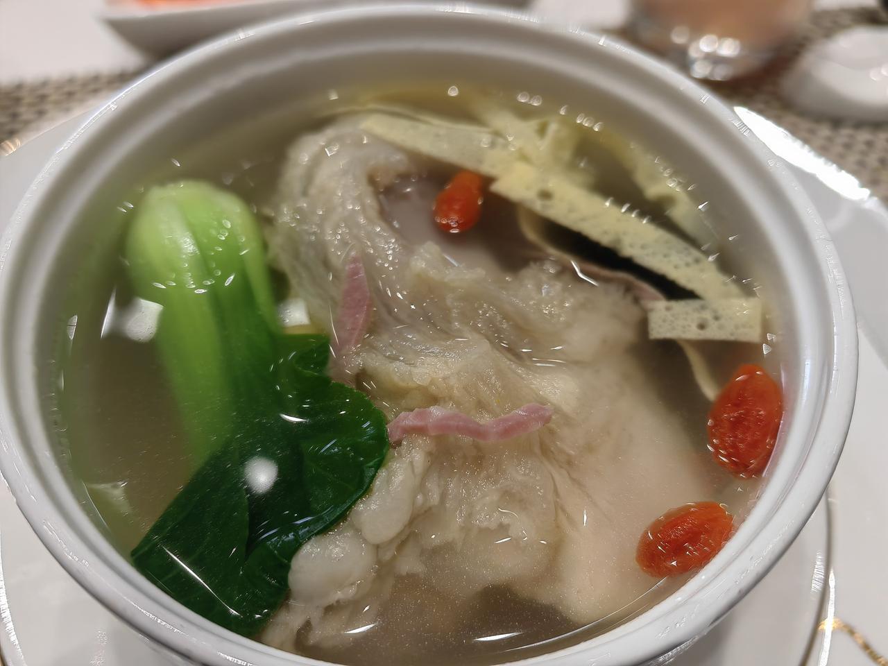 回北京之前，在常州吃了顿常州南通苏州融合菜。​清炖肉蟹，炖得很不错，常州多红烧