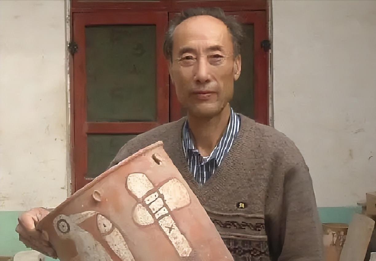 1979年，河南省一农民在果园里，挖出了13个黑乎乎的大陶缸，带回家一看，里面竟