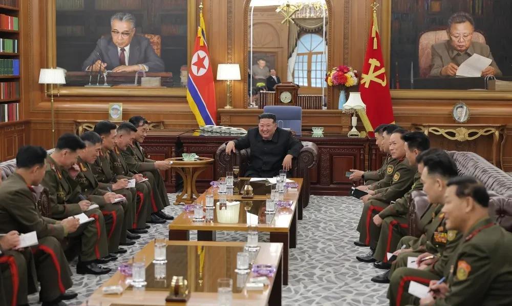金正恩会见为参加国家授奖仪式回国的朝鲜人民军海外作战部队主要指挥员，所谓