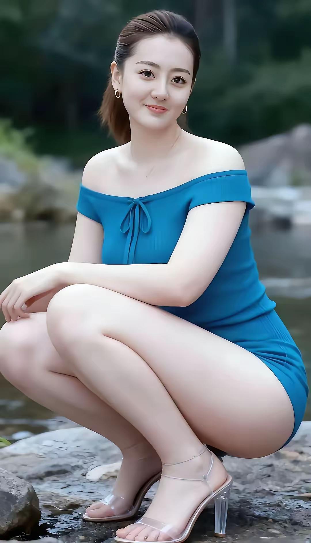 不需珠宝装点，她自身便是光华。内在的书卷气与外在的从容姿，共同织就她迷人的风韵