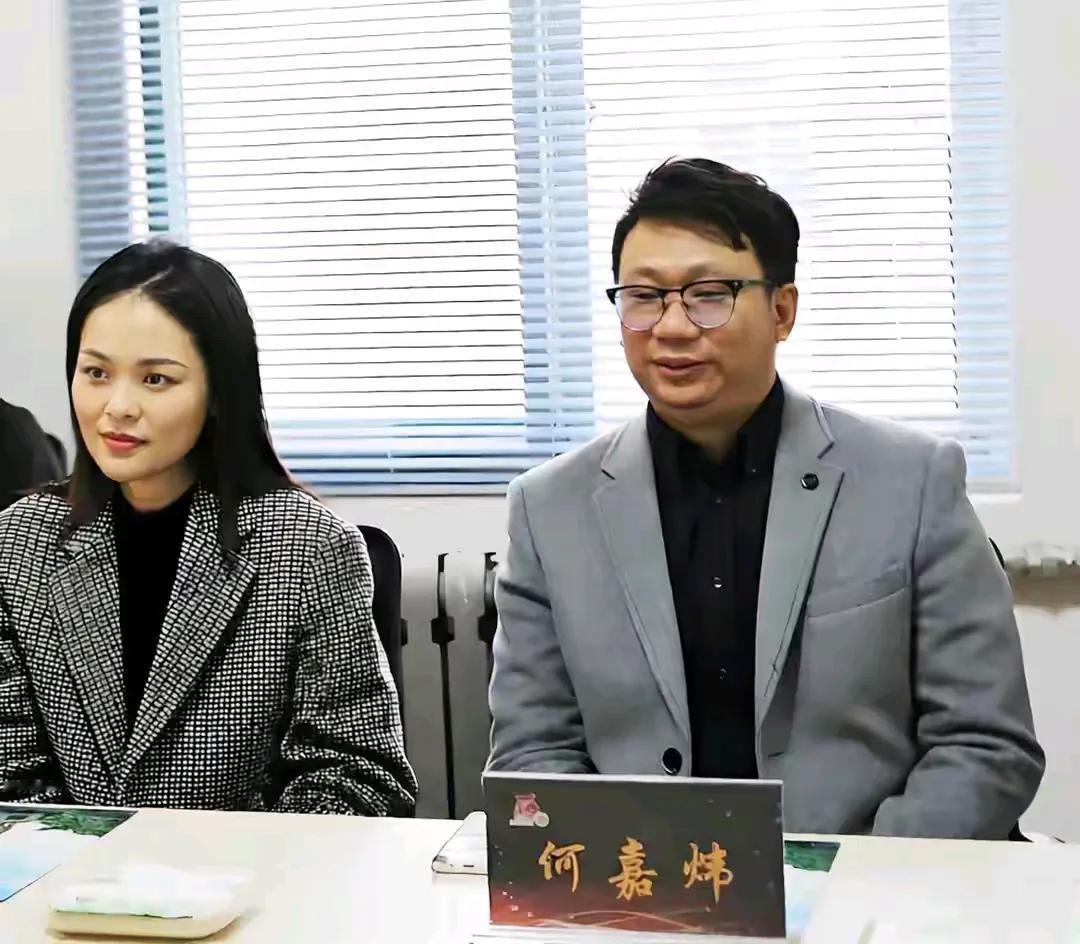 龚爽离世仅一天，她的丈夫何嘉炜就在朋友圈公开发声了，追忆两人相伴的过往。何嘉