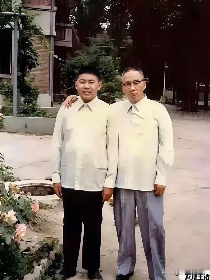 1988年毛岸青父子合影，二人一身简约白衬衫，装束平淡朴素，院内环境简朴安静，唯
