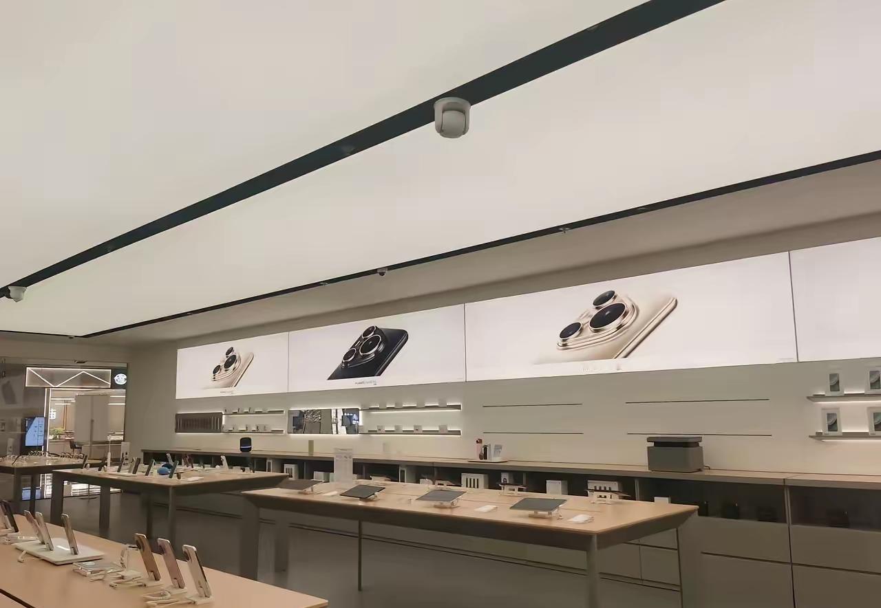 江西南昌，男子花12298元买了一部华为手机，使用一年后，手机出现卡顿、死机、暗