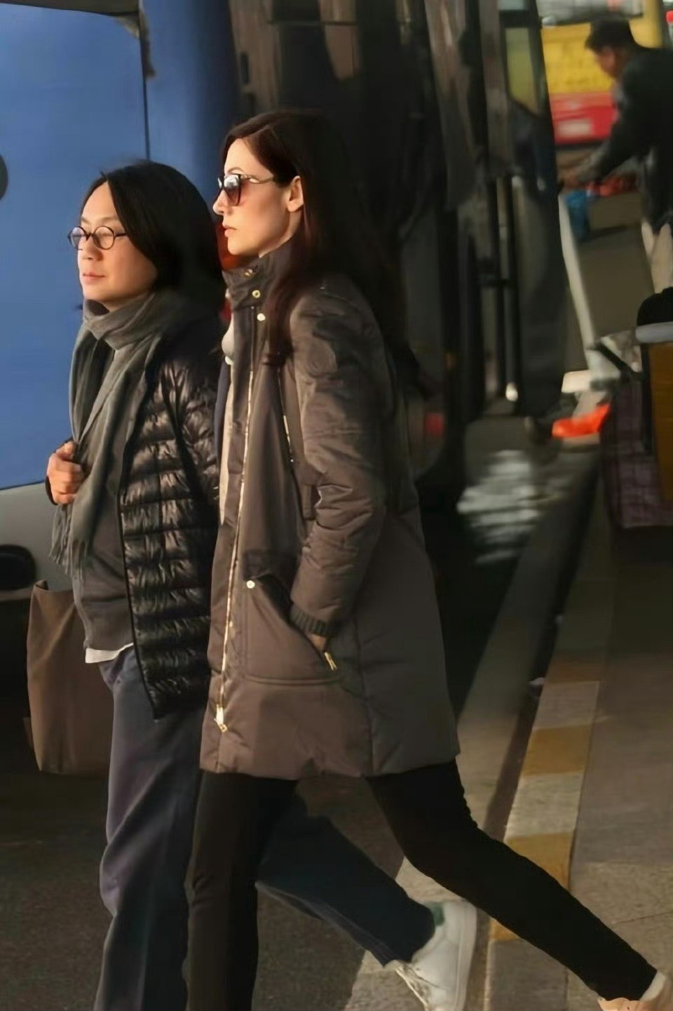 李嘉欣50岁之前的审美都很好的，以前的衣服都很能衬托她的气质，你们去搜一下她以前