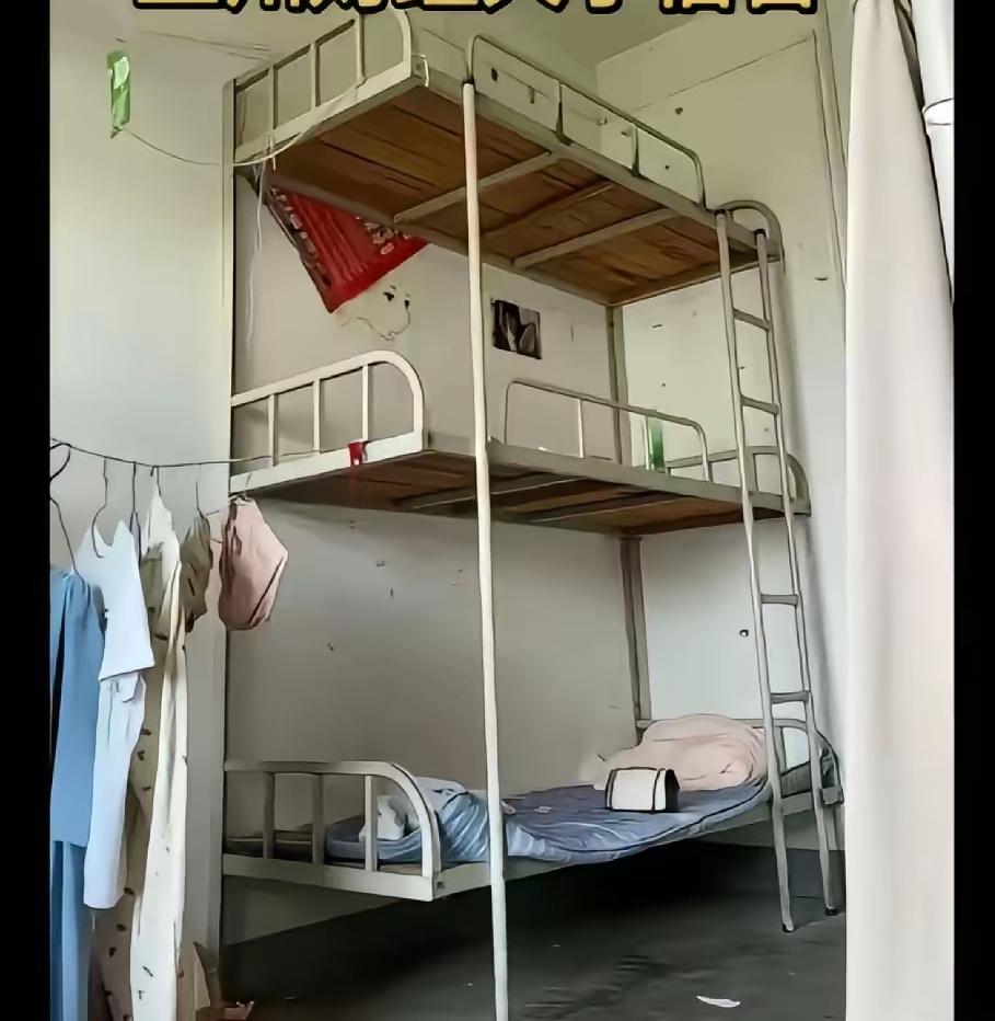 不懂就问，现实中真的有这种大学宿舍吗？三层床就已经刷新了我的认知，竟然还有四层床