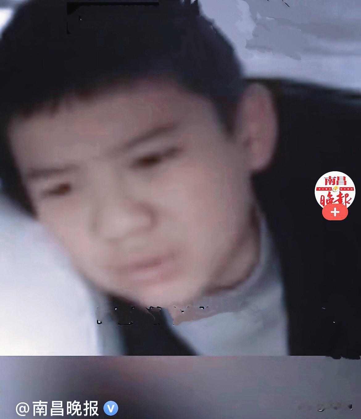 近日，贵州遵义一个小男孩独自打车回家，路上一路堵车、接连遇红灯，车程比预想中久了