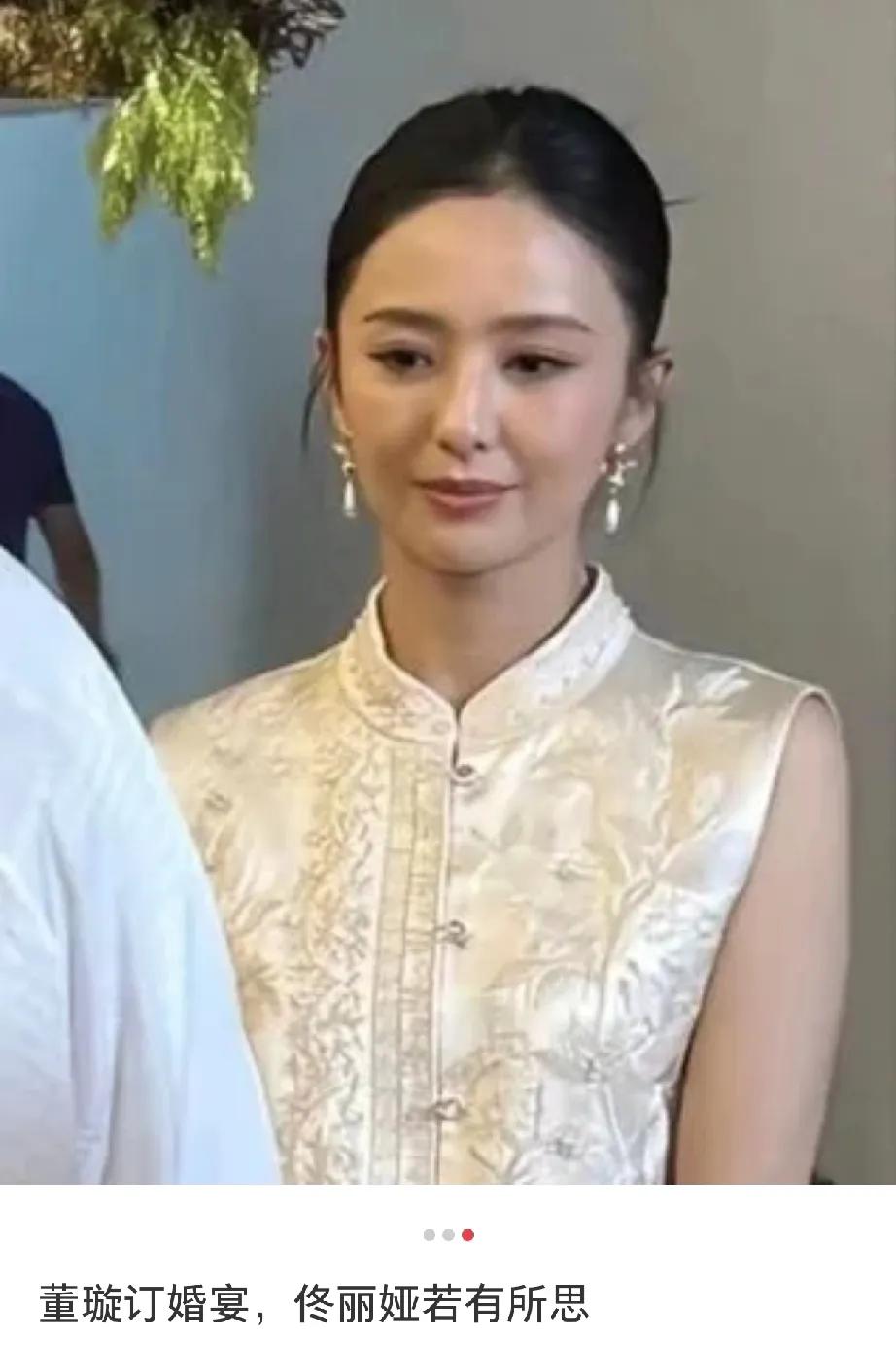 猜测此刻佟丽娅在想什么？是不是后悔离了？而且合影的时候好像也略有些心不在焉，