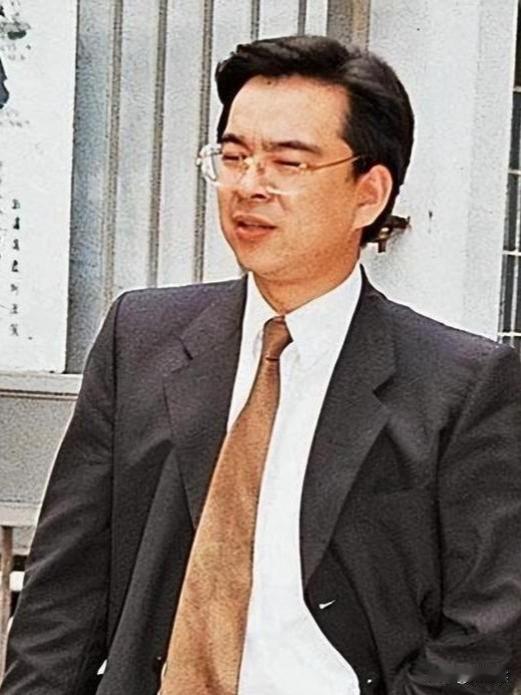 这是向华炎的儿子向展伟，绰号，天平山大壮，今年66岁，人长的年轻大气，仪表堂堂，