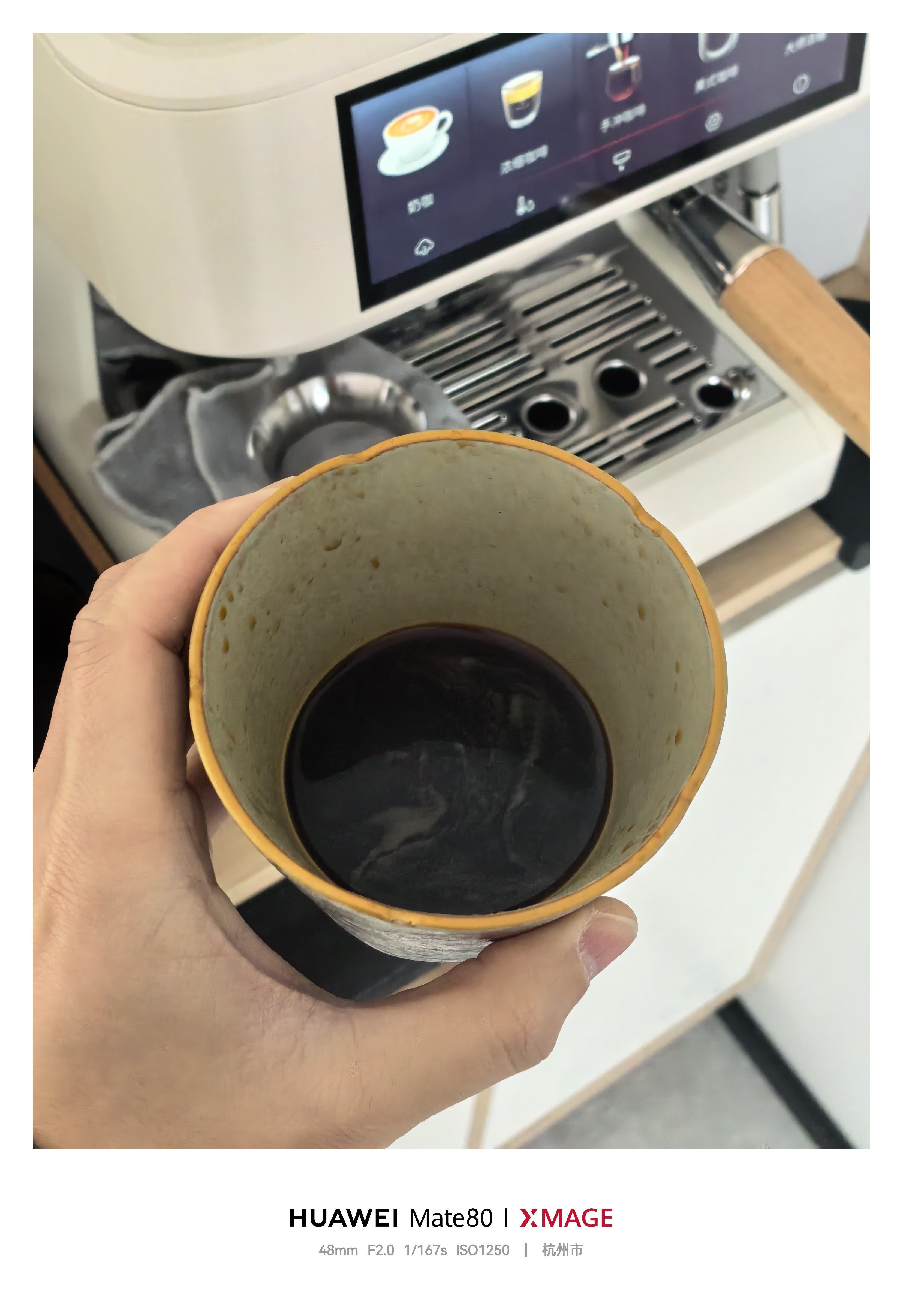 朋友们早呀！你别说自己打咖啡还是方便的还可以琢磨一下什么粉水比再加点牛奶，这拿铁