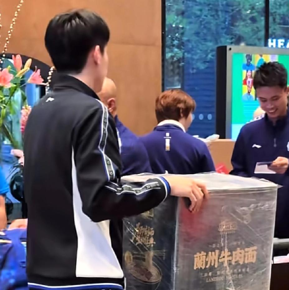 感觉蛮好玩的，带一箱子兰～州牛肉面，到时候还不一下子抢光啦！在国外吃过饭的都知道