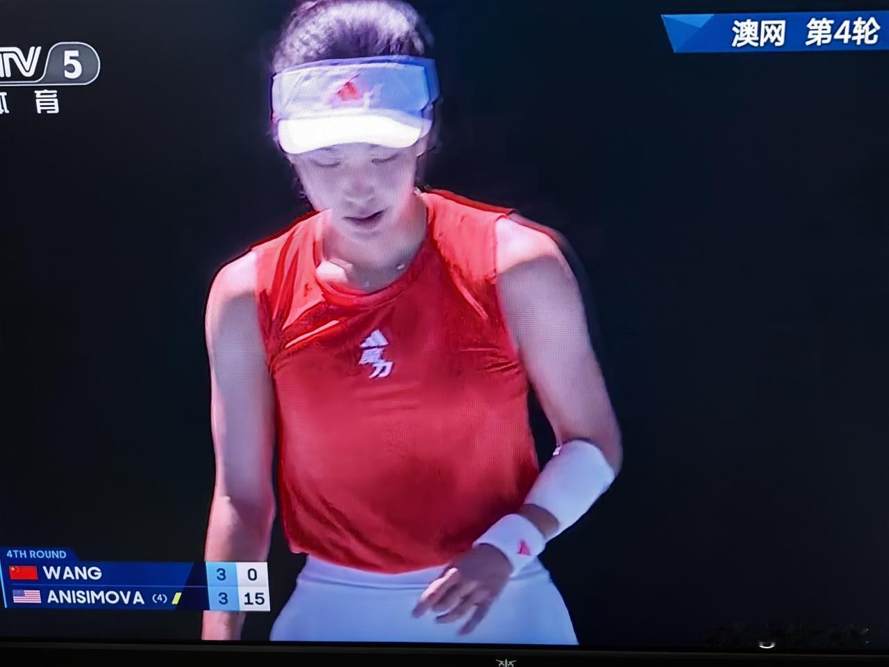 澳网第四轮🇨🇳王欣瑜vs阿尼西莫娃🇺🇸首盘3-3，双方势均力敌。王