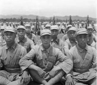 1938年10月的一天，陕军战士们伏击了日军一辆卡车，当战士们爬上车厢后，突然全