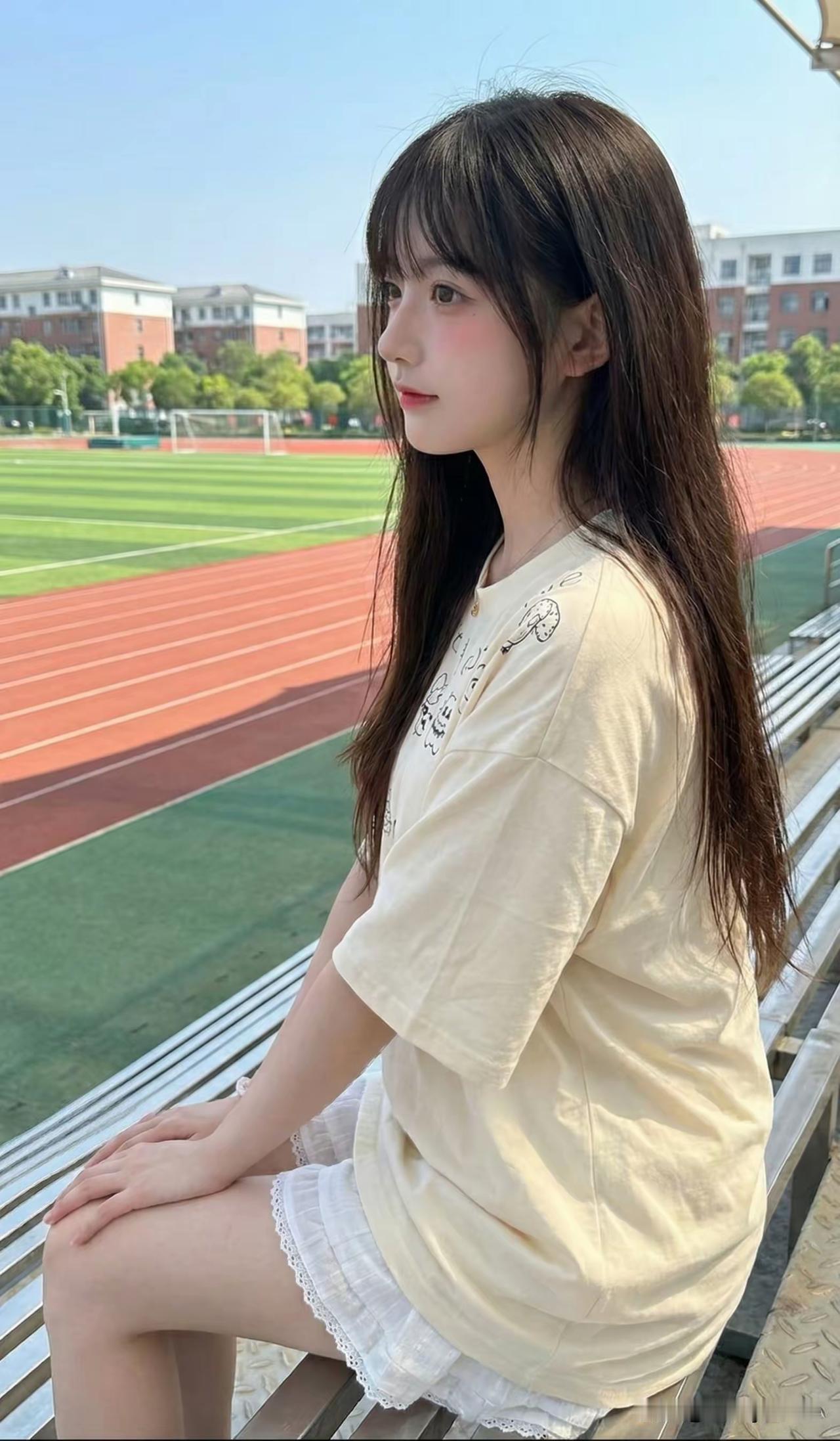 小姐姐的背影也太绝了吧！长发又顺又亮，整个人的气质又温柔又松弛，光是背影就已经美