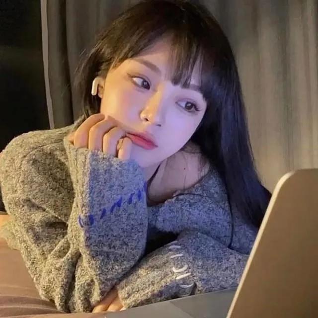 静思窗前月，心事几多秋。秋日登楼感怀秋日感怀雨落窗前思万千秋思随笔秋愁随