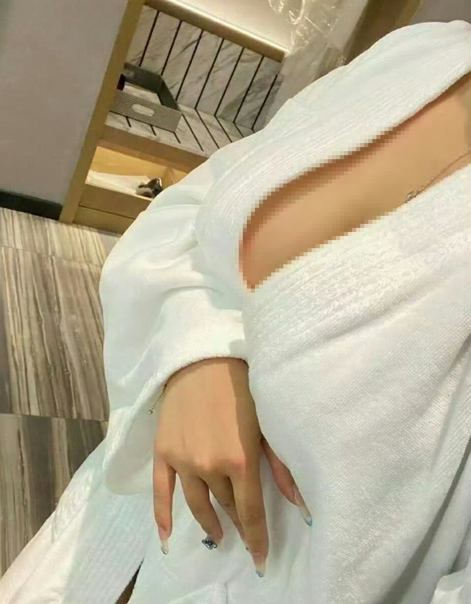 美甲的颜色真好看~