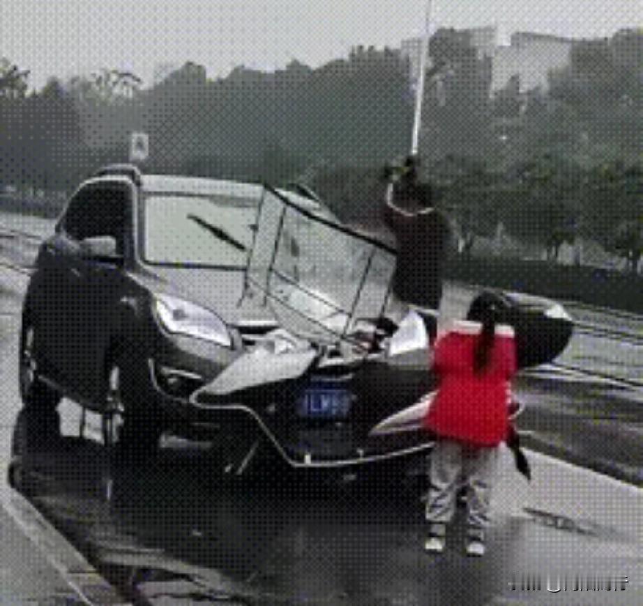 这下好了，不止湖北大冶，全国都知道了。大冶男子因家庭矛盾，情绪失控，当街拦下