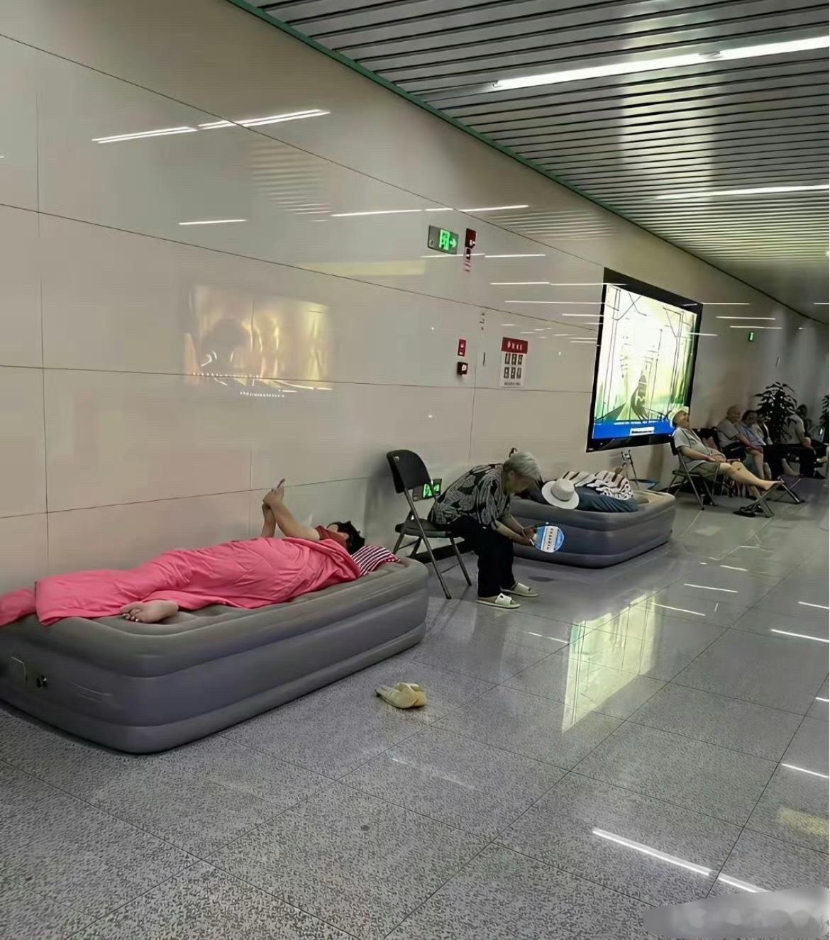 地铁站这样蹭空调就过分了吧