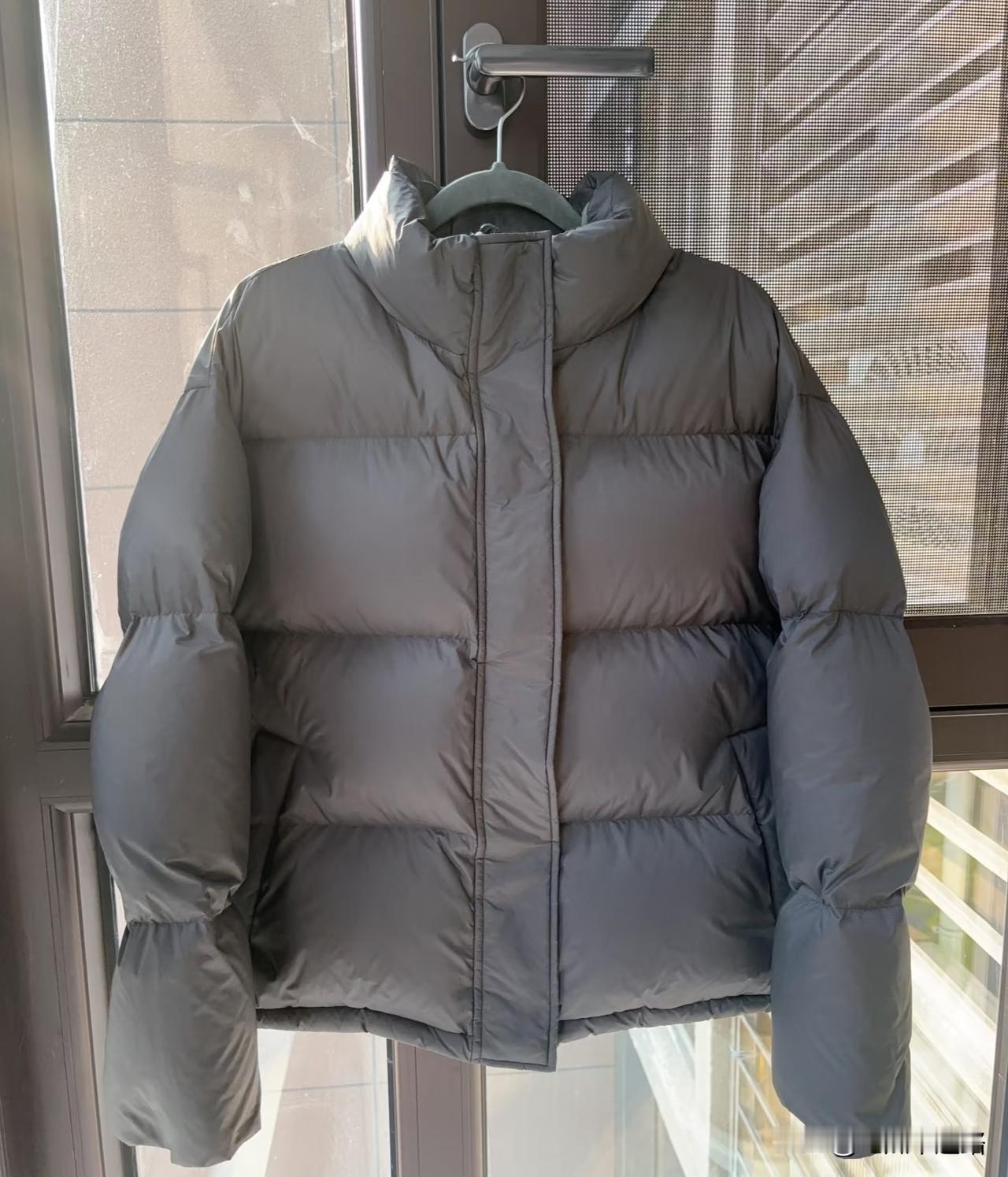 天冷了想买羽绒服，劝你一句，离灰色远点。我衣橱里那件灰羽绒服，新崭崭挂那儿两