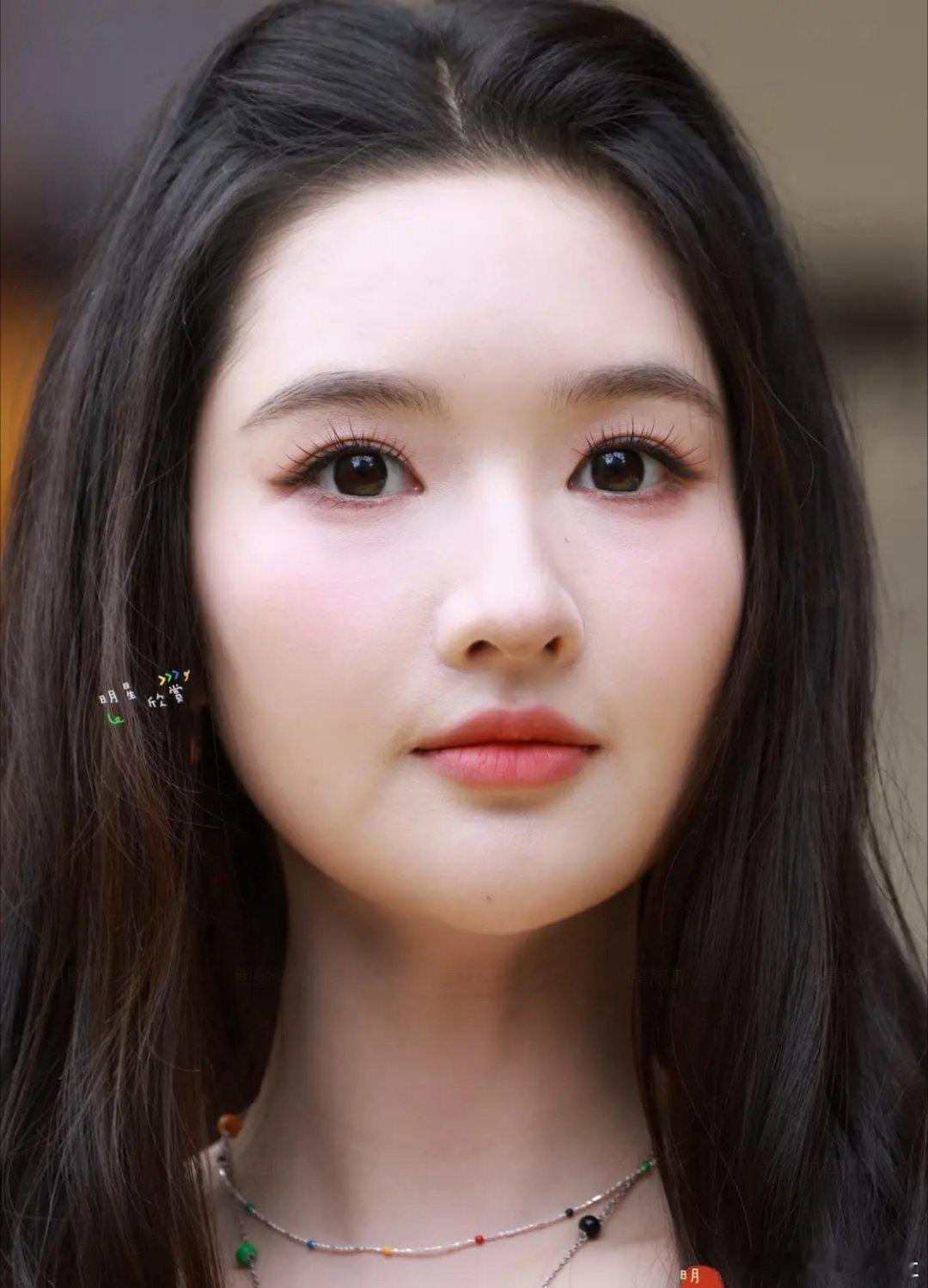 怎么感觉王玉雯的脸怪怪的是做项目了吗