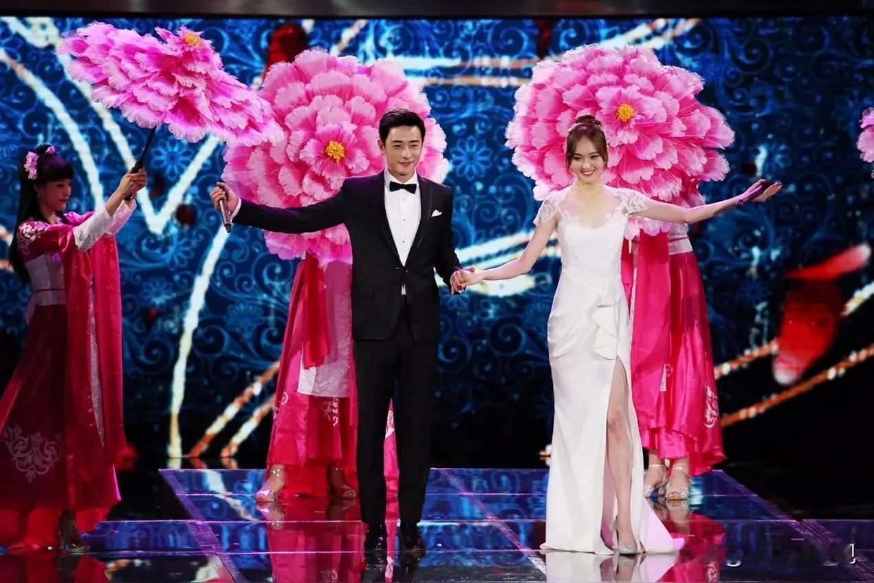 大家有没有发现，唐嫣状态简直绝了！她都42岁了，孩子也不小了，可不管是脸蛋还