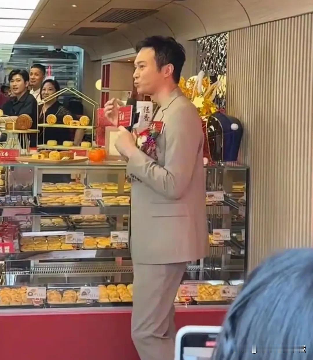 张智霖线下出席活动，一身灰色西装的张智霖，身材挺拔，乌黑的浓密秀发，一张娃娃脸，