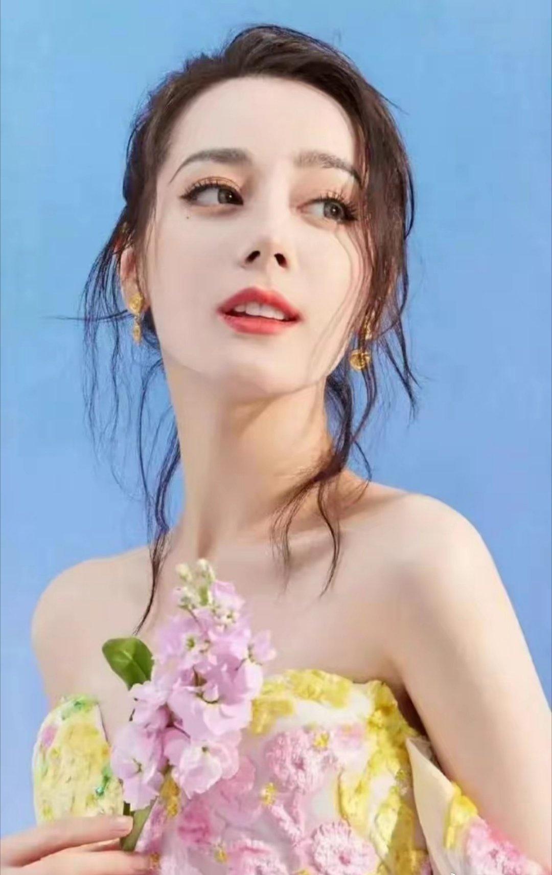 功夫女足破20亿，同是一个剧组的演员，可对比张小斐，迪丽热巴就没这么好运