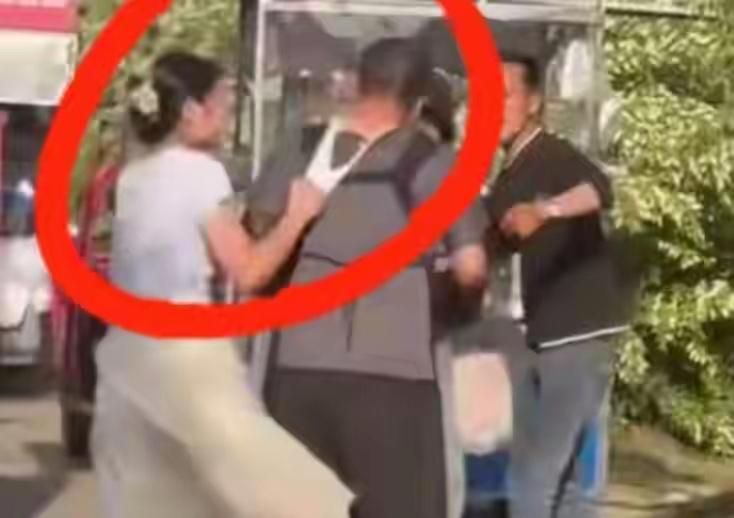 内裤套头女子一夜成名，安徽也因她备受瞩目两位摊主为了地盘互不相让，最终纠缠在一