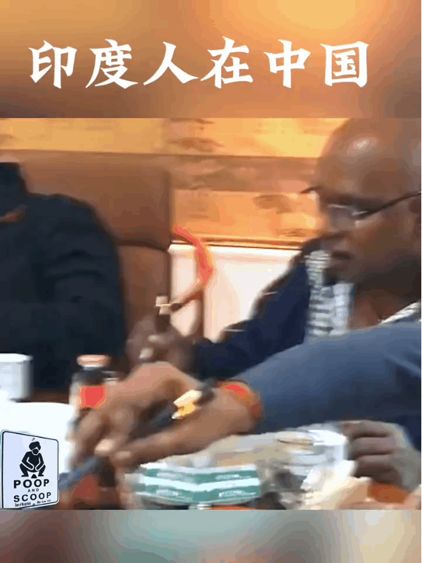一群来中国旅游的印度人在一家饭店里吃饭。只有一两个人会用筷子夹菜吃，剩下的大部