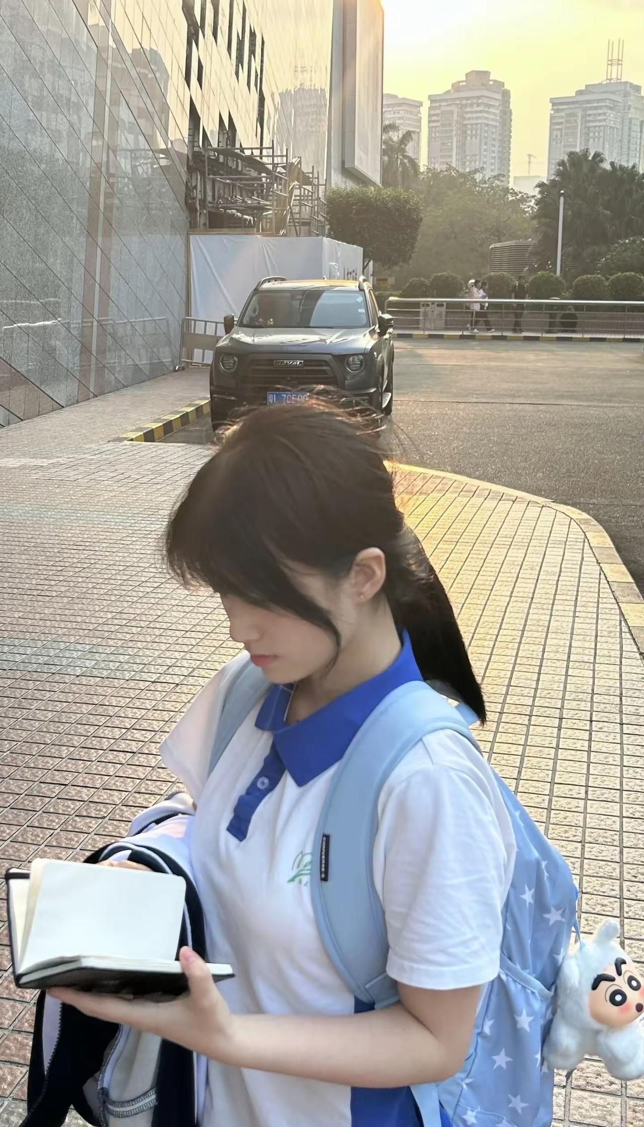 校园生活日常：背着书包，手拿笔记本，阳光下的青春时光。校园生活