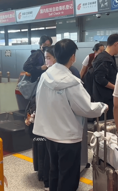 4.27日，莎莎楚钦在机场，两人脑袋转来转去的看一看，挺可爱，也看到了很开心的