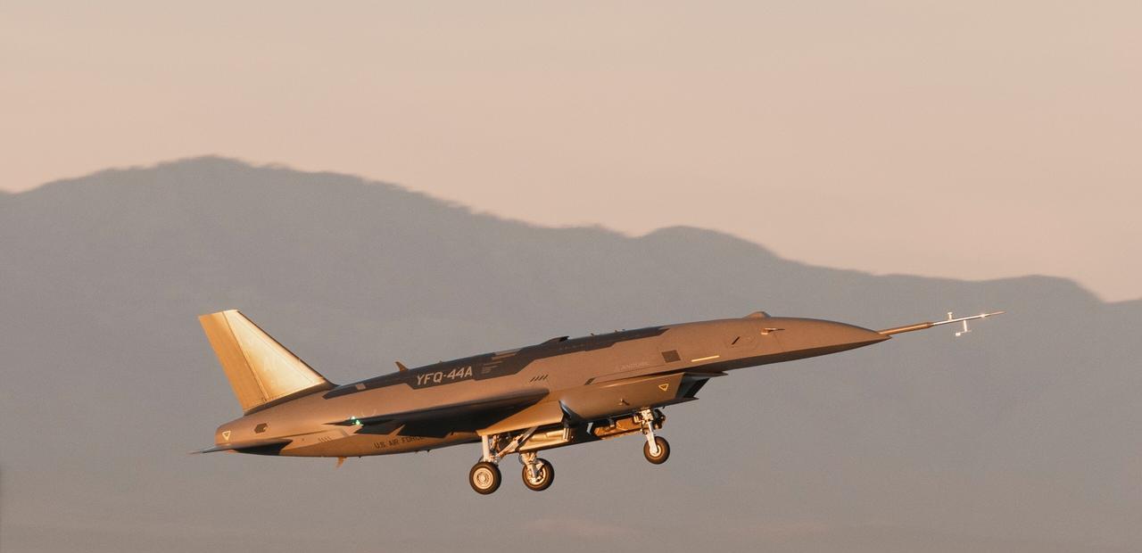 新装备！美国空军首次试飞AndurilYFQ-44A无人机。YFQ-44A