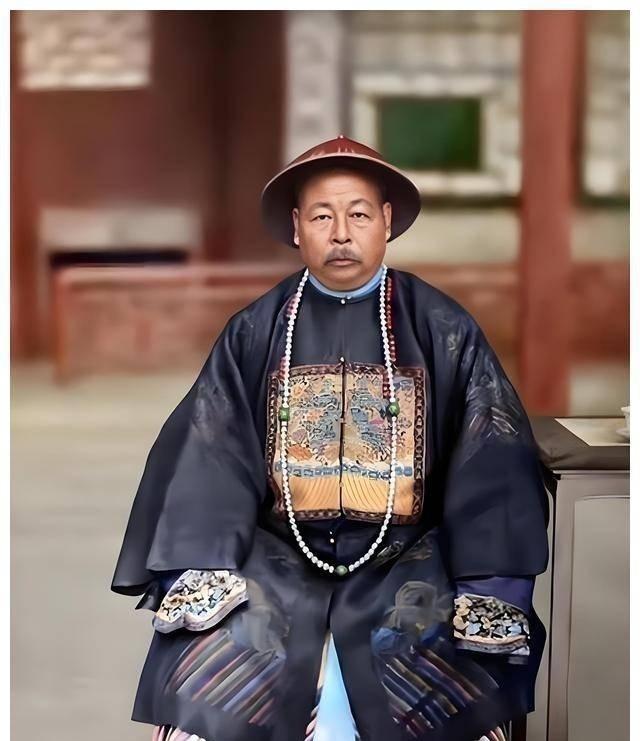 1881年，71岁的左宗棠娶了17岁的章怡为妾。洞房花烛夜，章怡慌忙拭去眼角的泪