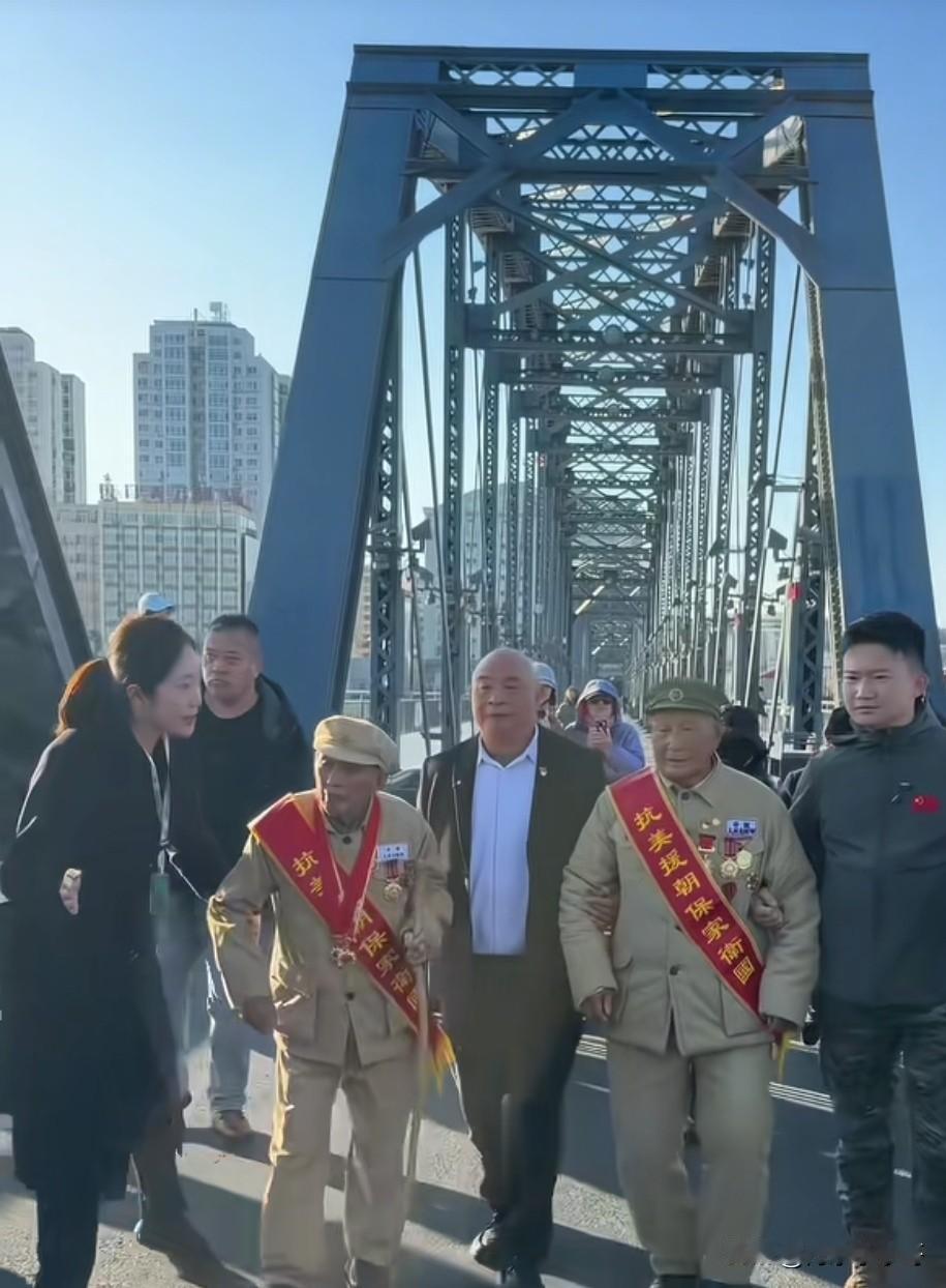 4月7日，江西几位抗美援朝老战士来到丹东，重新登上鸭绿江断桥。值得一提的是在丹东