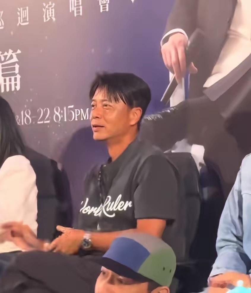 我朋友是健身教练他跟我说了个大实话像李克勤这样，快60岁了，身材还能维持得这么好，这么紧致，核心原因