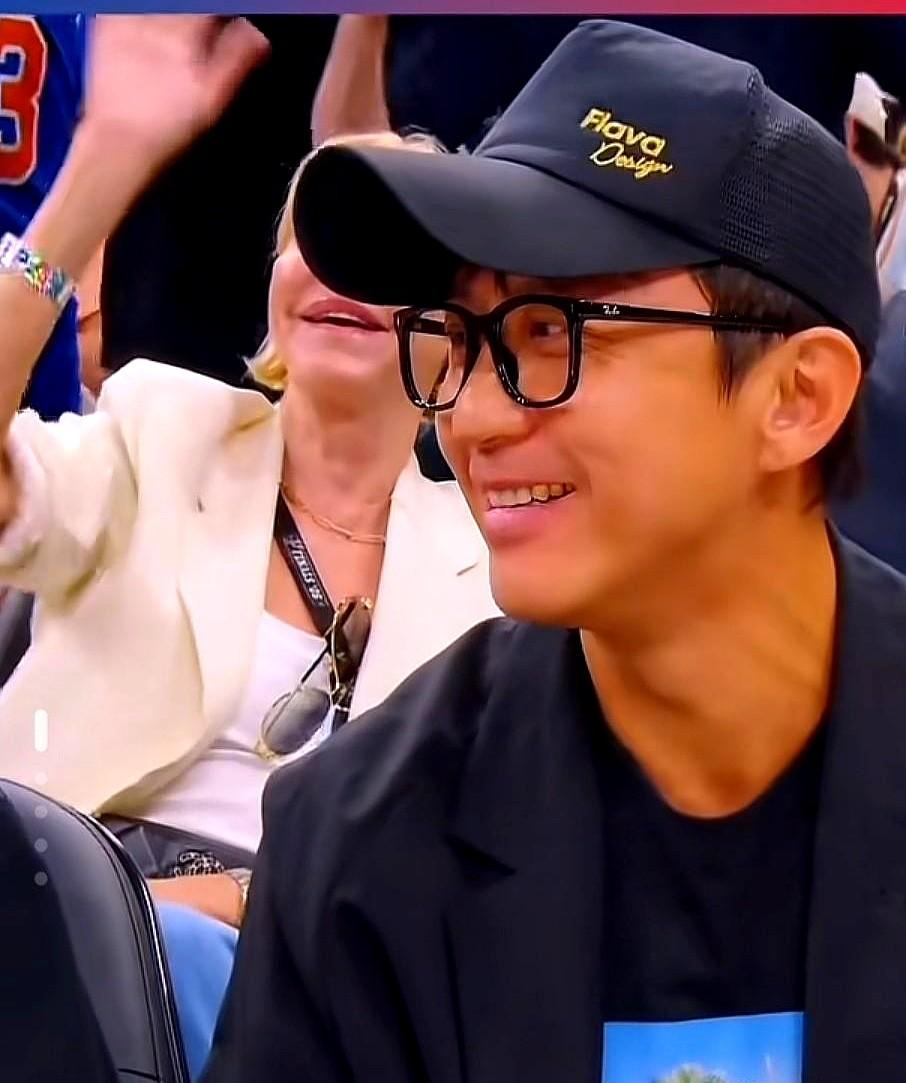 邓超是懂怎么当爹的。NBA总决赛现场，他挥手跟镜头打招呼，14岁的儿子等等却一脸