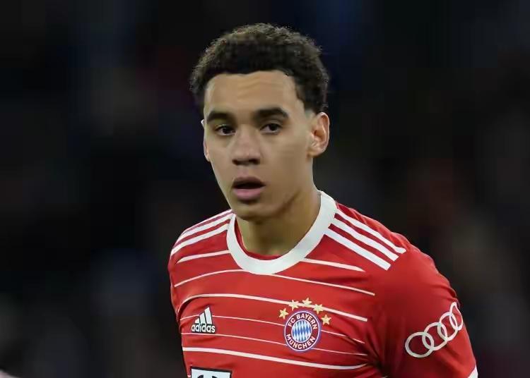 巴黎拜仁联赛没有压力！！！踢得比赛也比阿森纳少！球员可以轮换休息全力以赴！！！自