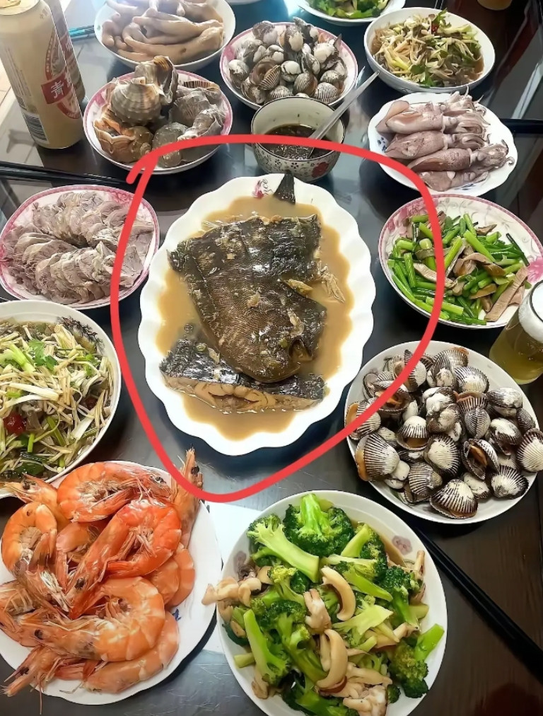 大家帮忙看看中间这道菜是啥？