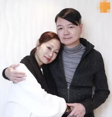 香港选美冠军怎么突然逝世了陈美玲曾是香港选美冠军。1991年，艾威对她一见钟